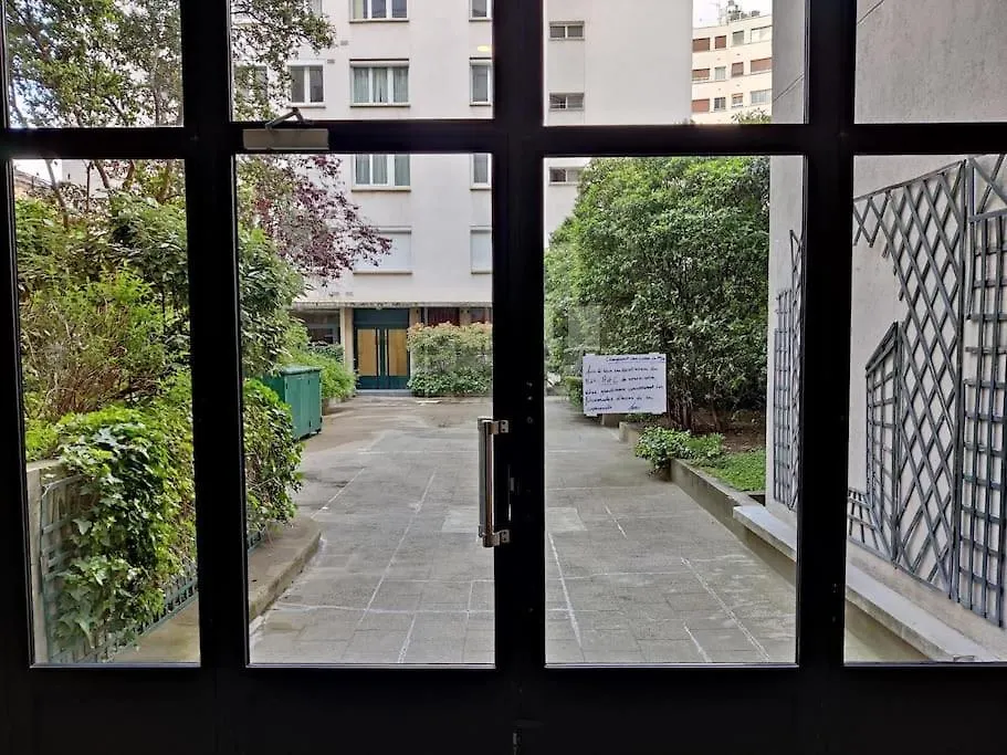 Chambre Entierement Renovee A Paris Montparnasse